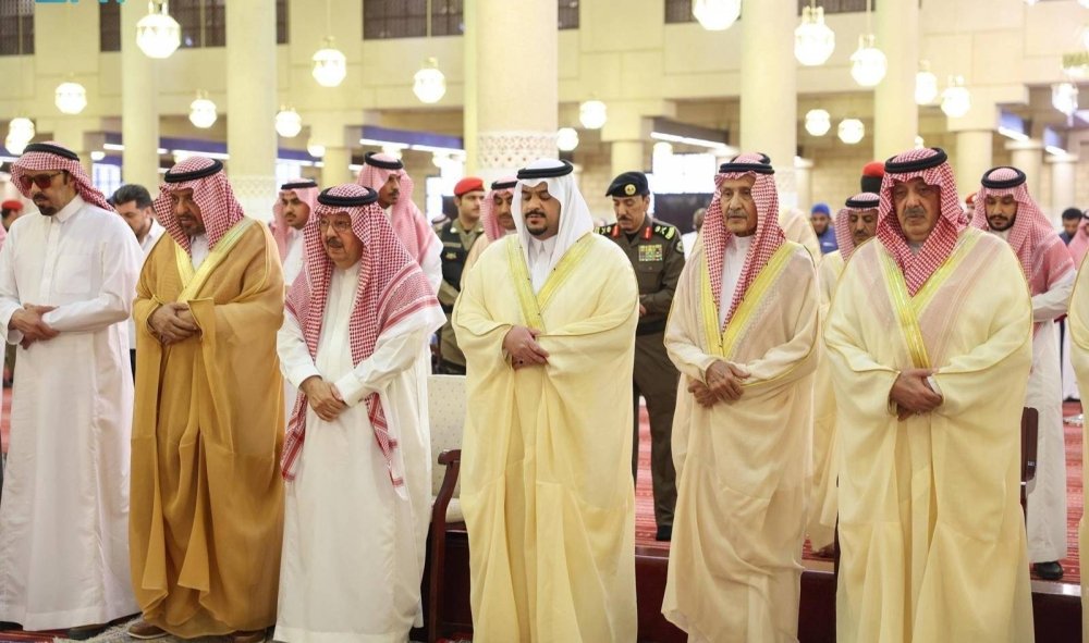 نائب أمير الرياض يؤدي صلاة الميت على الوليد بن خالد بن طلال – أخبار السعودية
