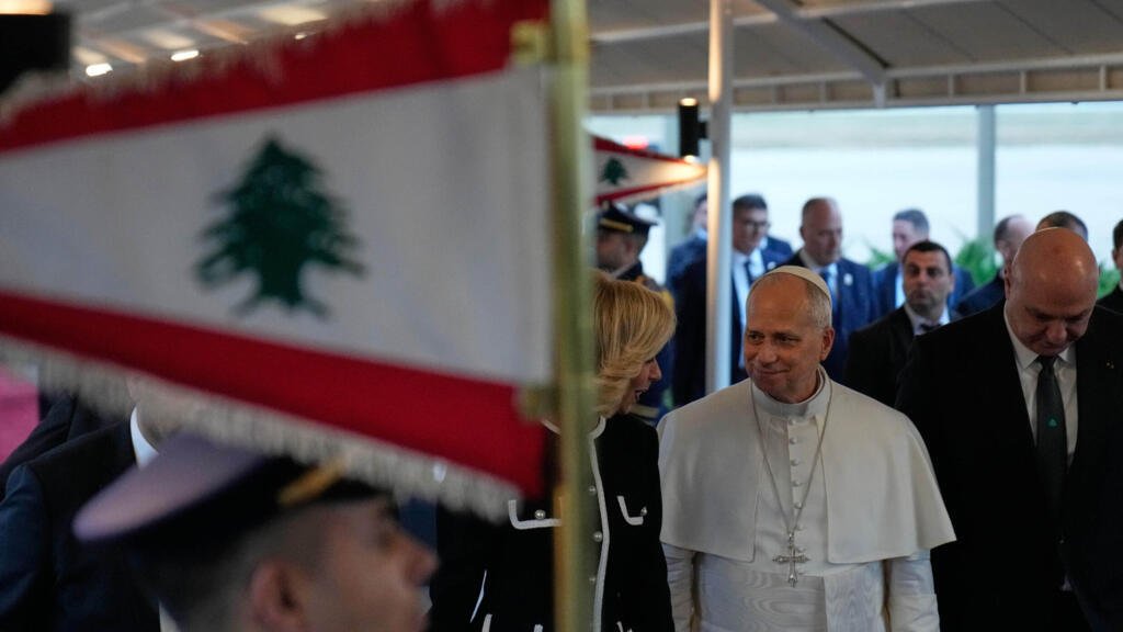 البابا يصلي في لبنان من أجل السلام ويدعو قادة الطوائف إلى رفض العنف والإقصاء