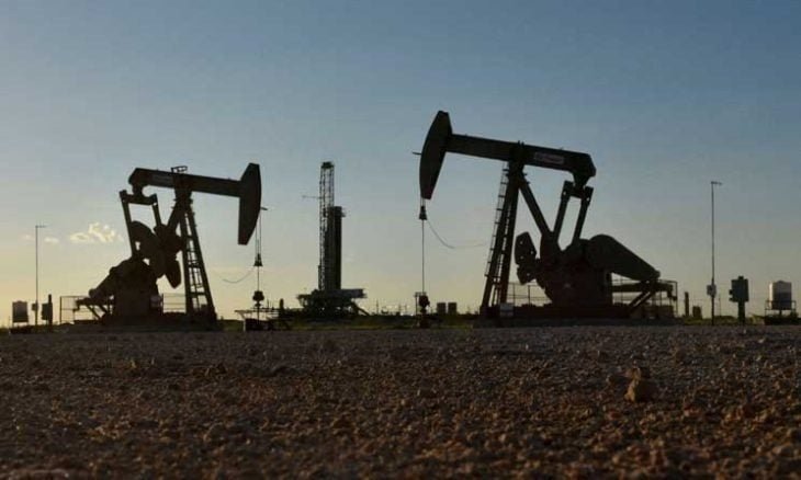 النفط يهبط بأكثر من دولار للبرميل مع التركيز على محادثات إيران